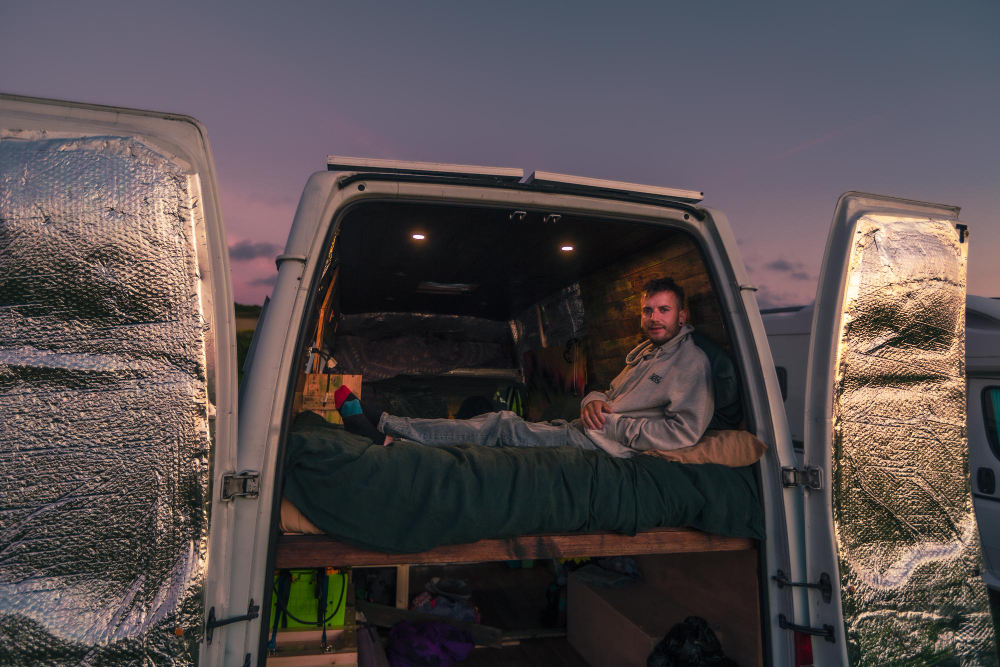 Diferencia entre pernoctar y acampar: guía para viajar en camper